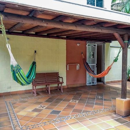 Apartamento Bueno, Bonito, Barato y cerca a El Poblado Medellín Exterior foto