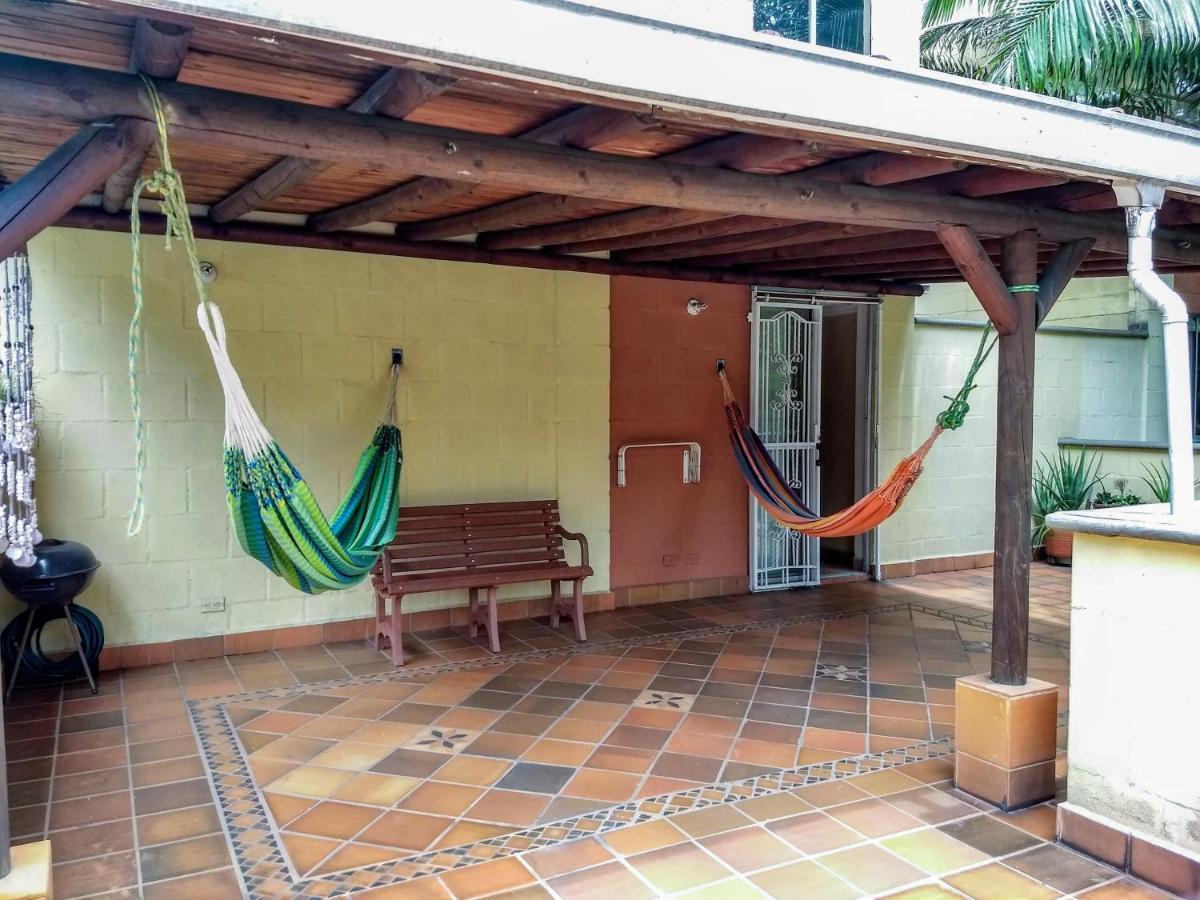 Apartamento Bueno, Bonito, Barato y cerca a El Poblado Medellín Exterior foto