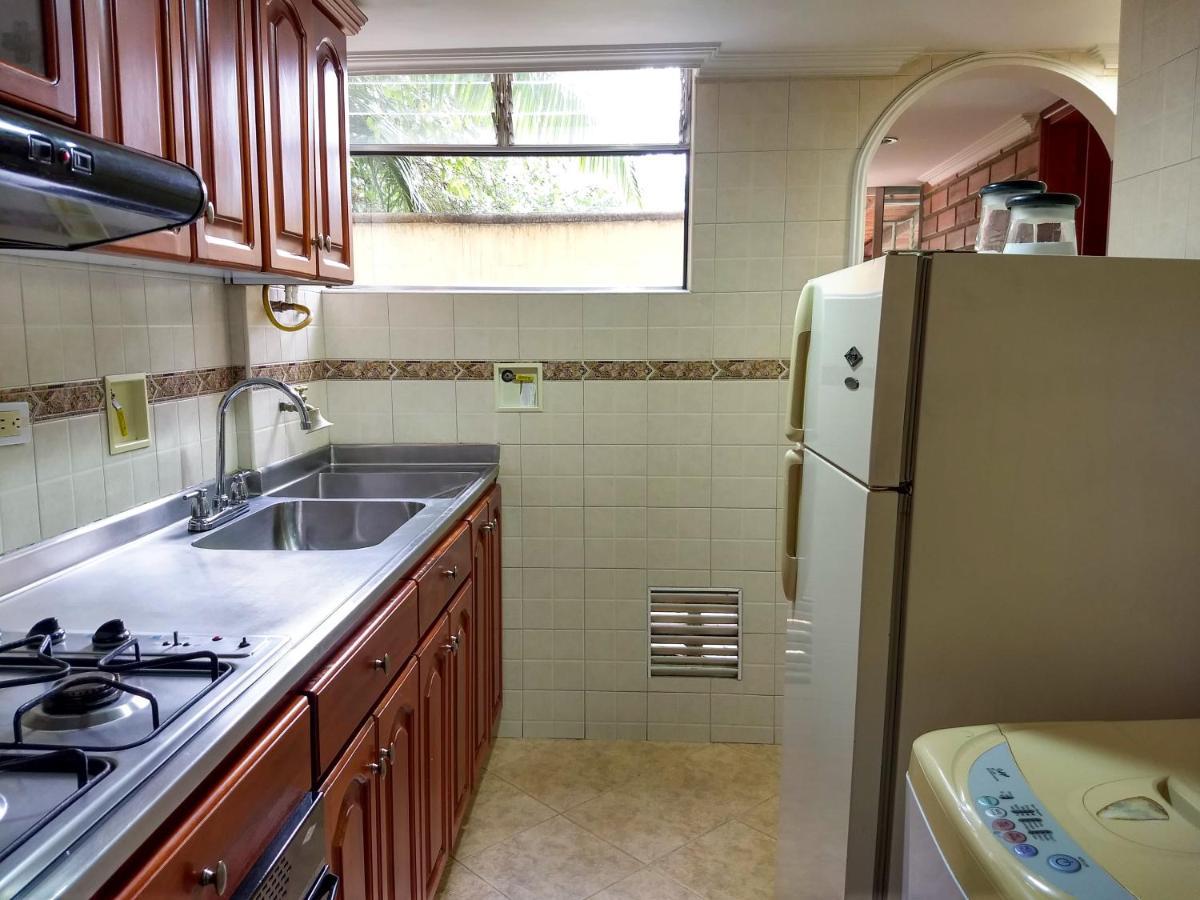 Apartamento Bueno, Bonito, Barato y cerca a El Poblado Medellín Exterior foto